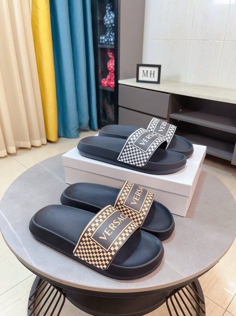 微商相册测试鞋子-Versace Patterned Slide Sandals — hero